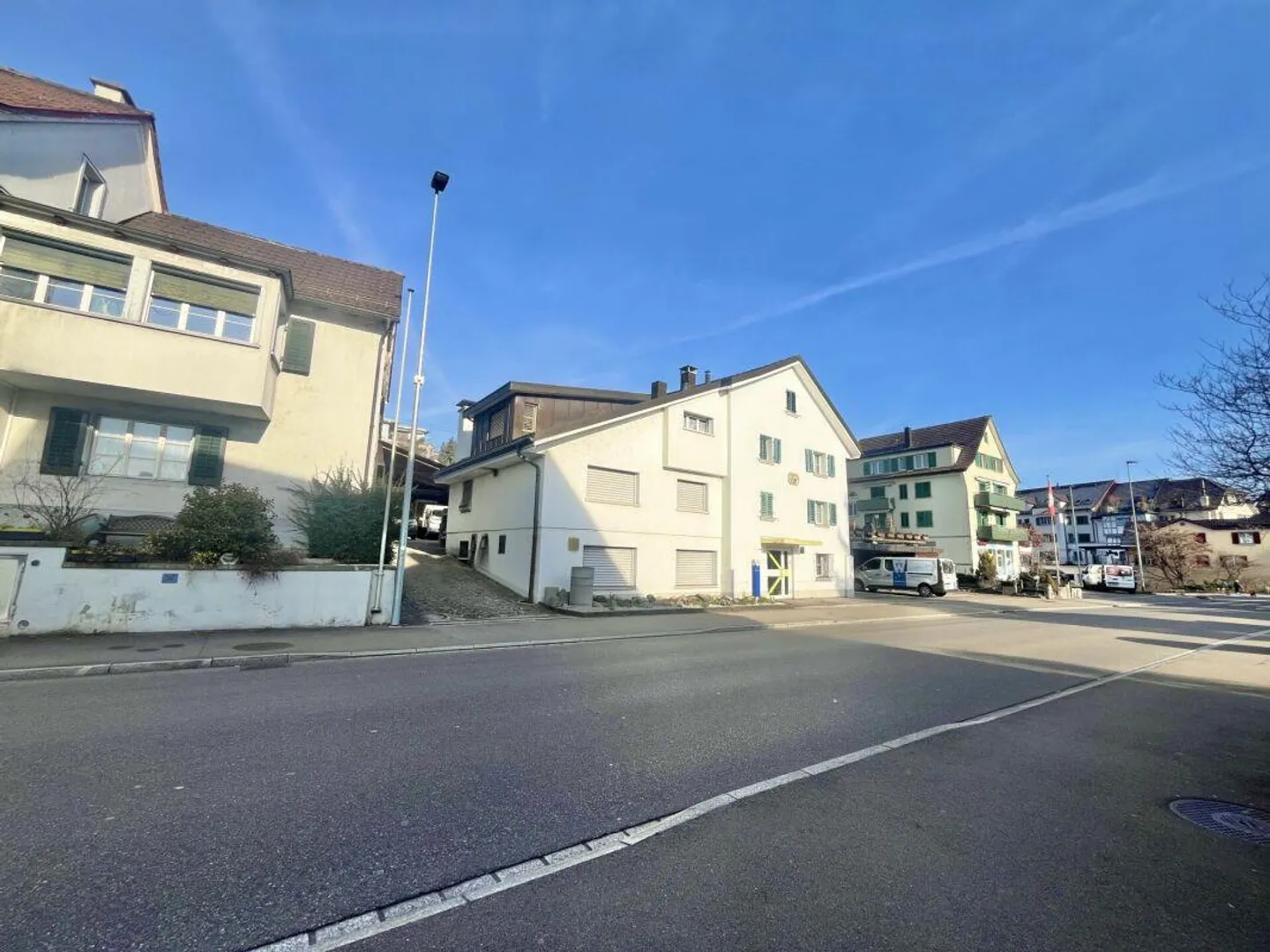 Lago e vicinanza al centro come compagno di vita: proprietà residenziale e commerciale con un potenziale di design attraente! - Foto 2 di 6