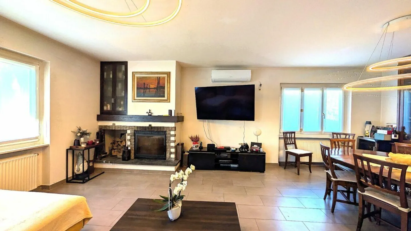 Semi-detached villa with 800 m² garden - Photo 3 of 15