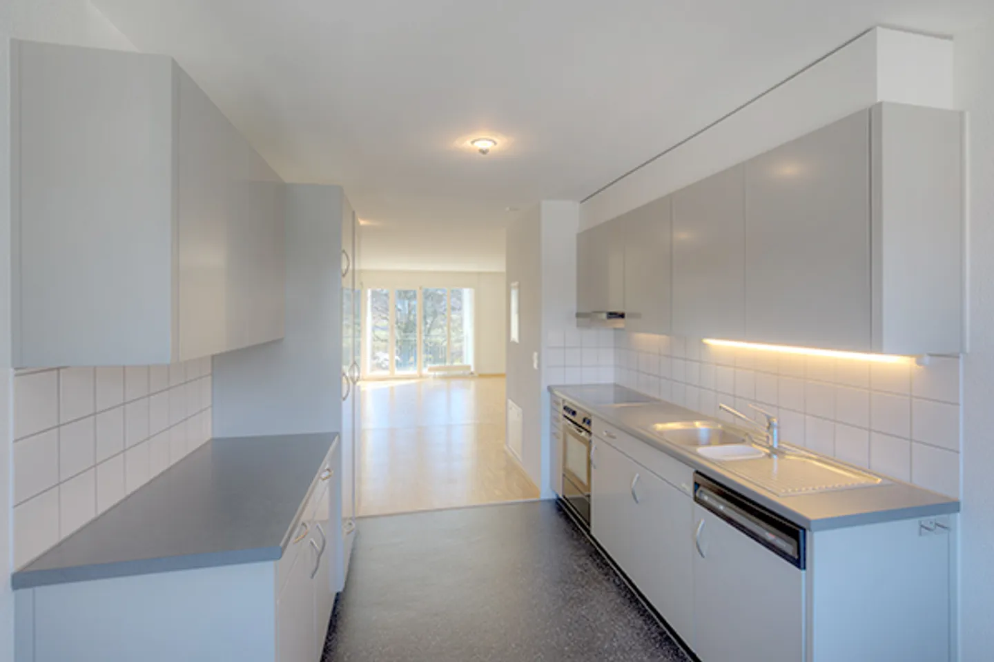Bright Apartment in Family Area - Photo 3 of 6