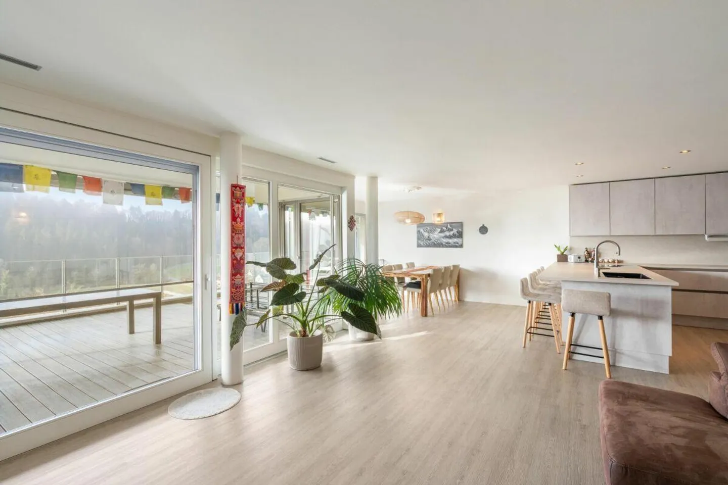 Spacious and bright: modern living in a quiet location with a view - Photo 3 of 7