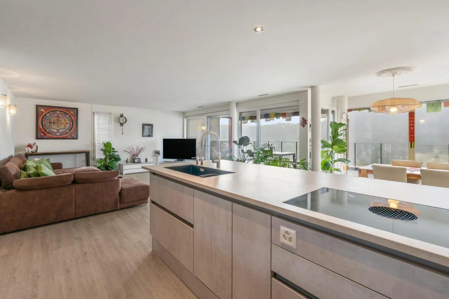 Spacious and bright: modern living in a quiet location with a view - Photo 5 of 7