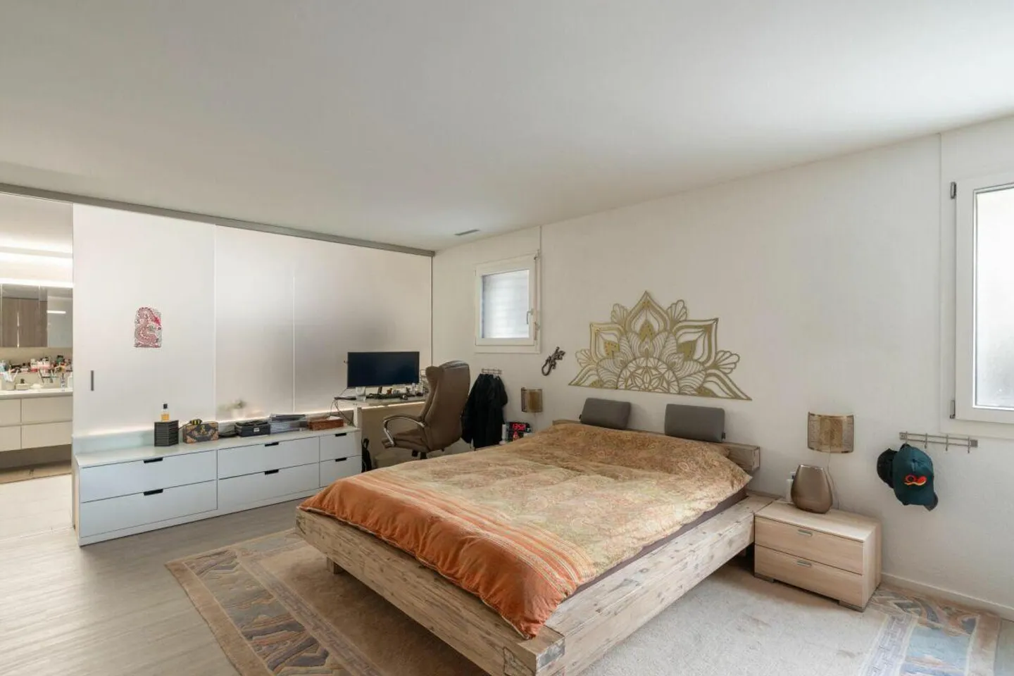 Spacious and bright: modern living in a quiet location with a view - Photo 6 of 7