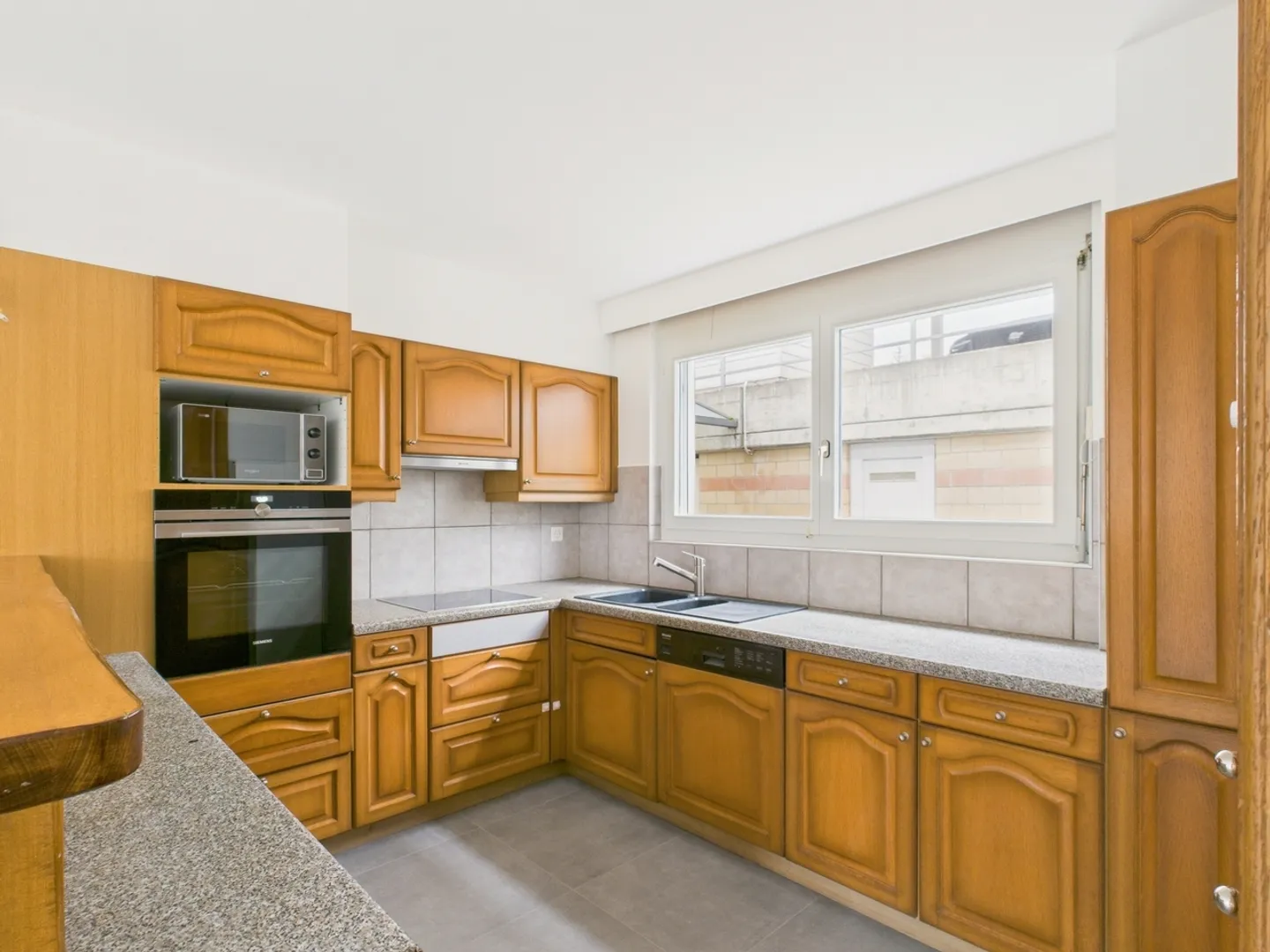 Spacious family townhouse in Cormondrèche: calm, comfort, and large garden - Photo 2 of 11