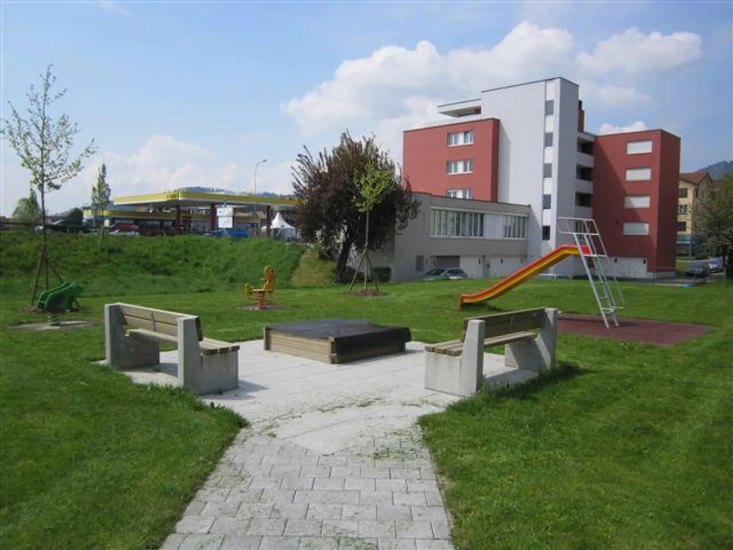 Appartement moderne de 2,5 pièces près des commerces ! - Photo 3 sur 7