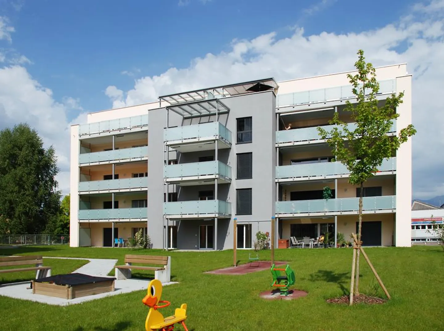 Appartement moderne de 2,5 pièces près des commerces ! - Photo 2 sur 7