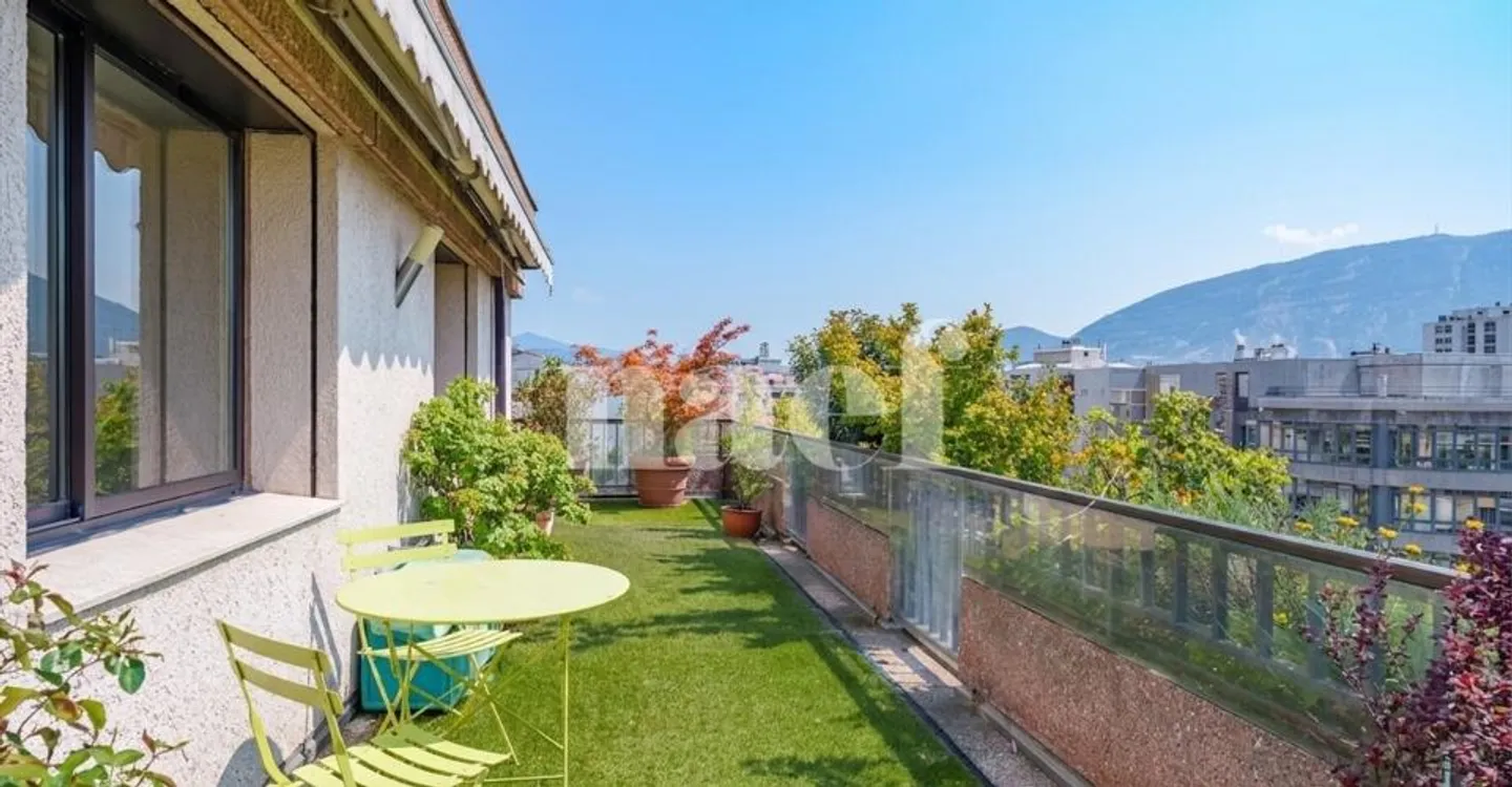 Bel attique avec terrasse - Photo 1 sur 13