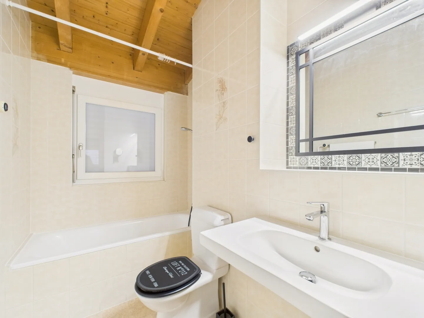 Spacious family townhouse in Cormondrèche: calm, comfort, and large garden - Photo 8 of 11