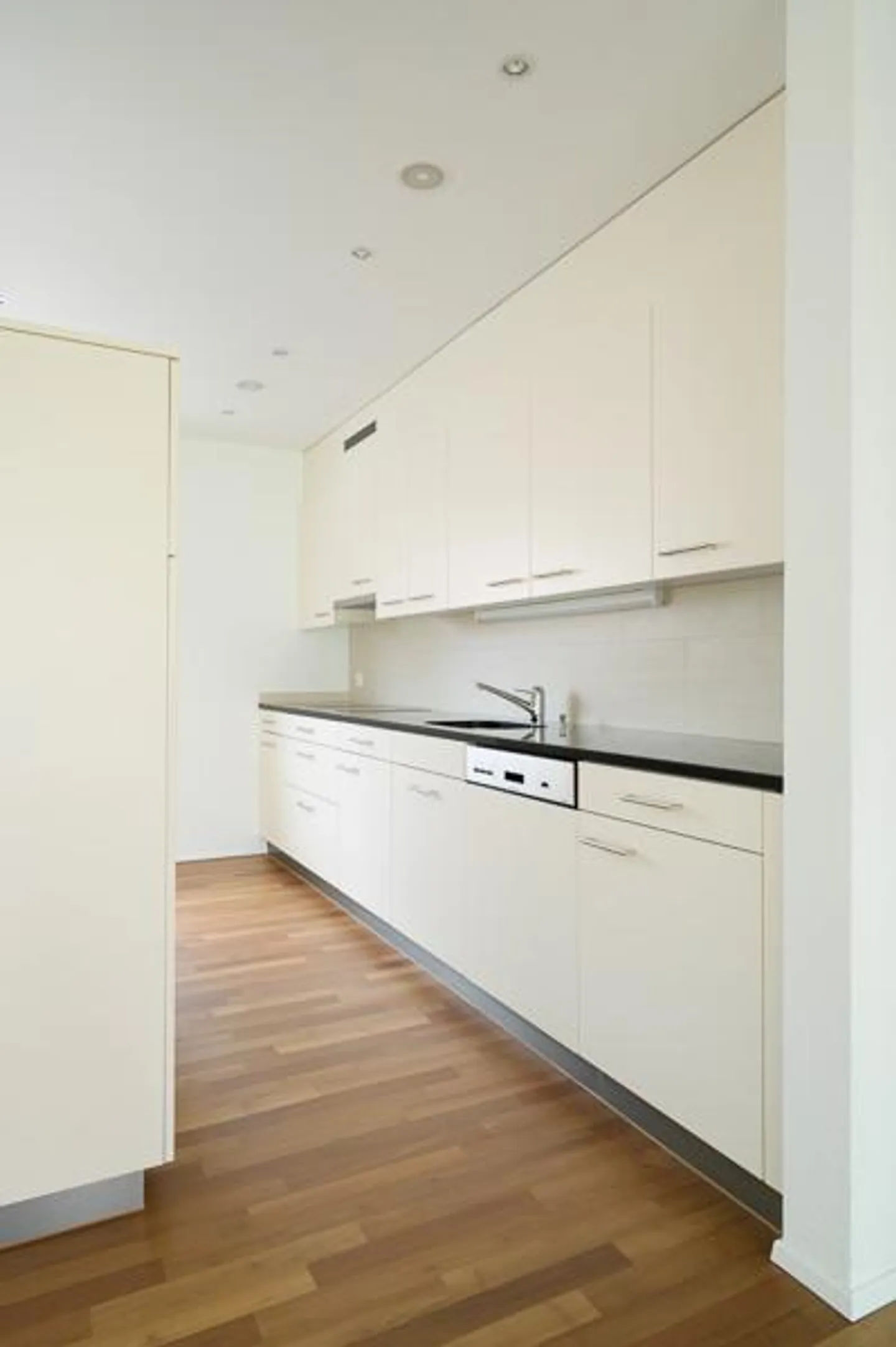 Appartement moderne de 2,5 pièces près des commerces ! - Photo 4 sur 7