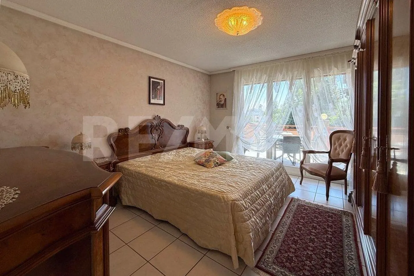 Plenty of Space to Feel Good: Sunny 5½-Room Condominium with Winter Garden and Fireplace - Photo 8 of 13