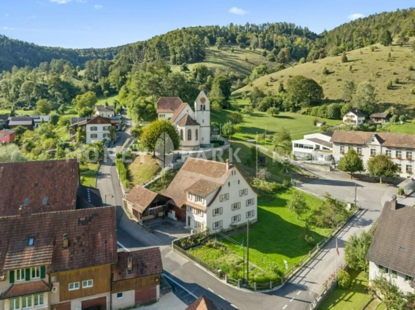 Maison bifamiliale au caractère unique avec bâtiment économique et emplacement idyllique - Photo 1 sur 12