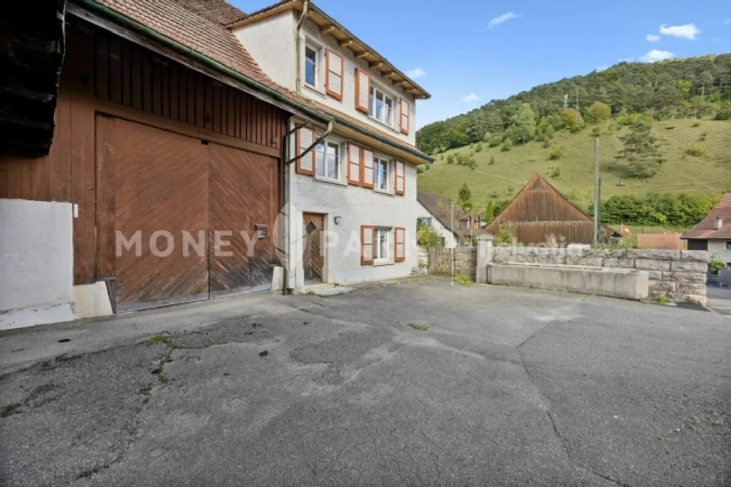 Maison bifamiliale au caractère unique avec bâtiment économique et emplacement idyllique - Photo 11 sur 12