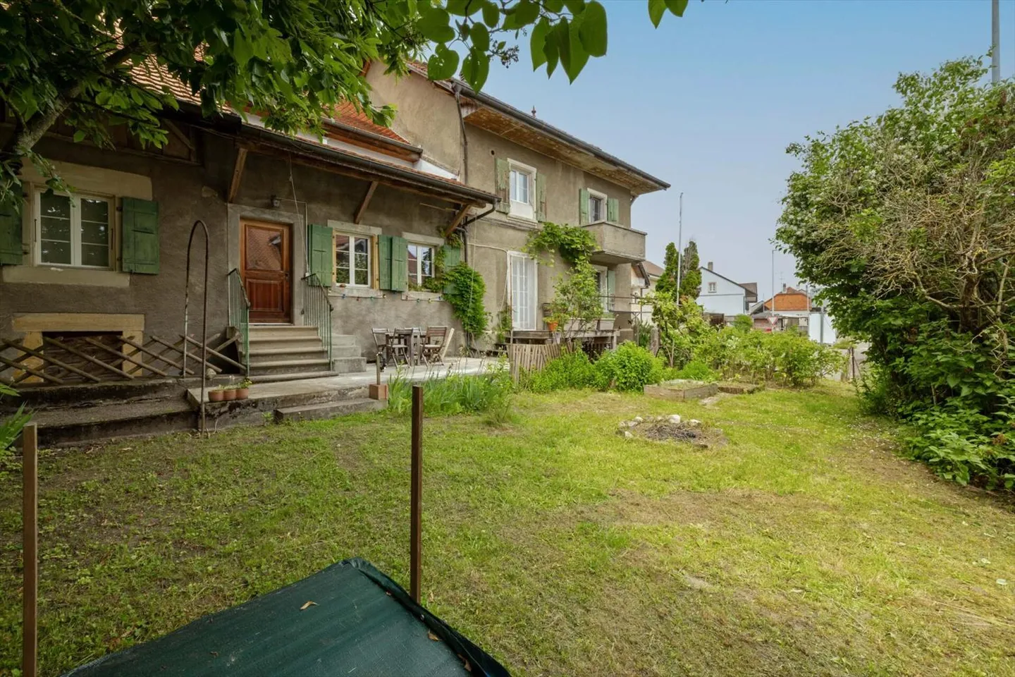 Farmhouse of 820 m² including 3 apartments and 2 partially renovated barns, 8 km from Avenches and 25 km from Neuchâtel and Fribourg. - Photo 1 of 13
