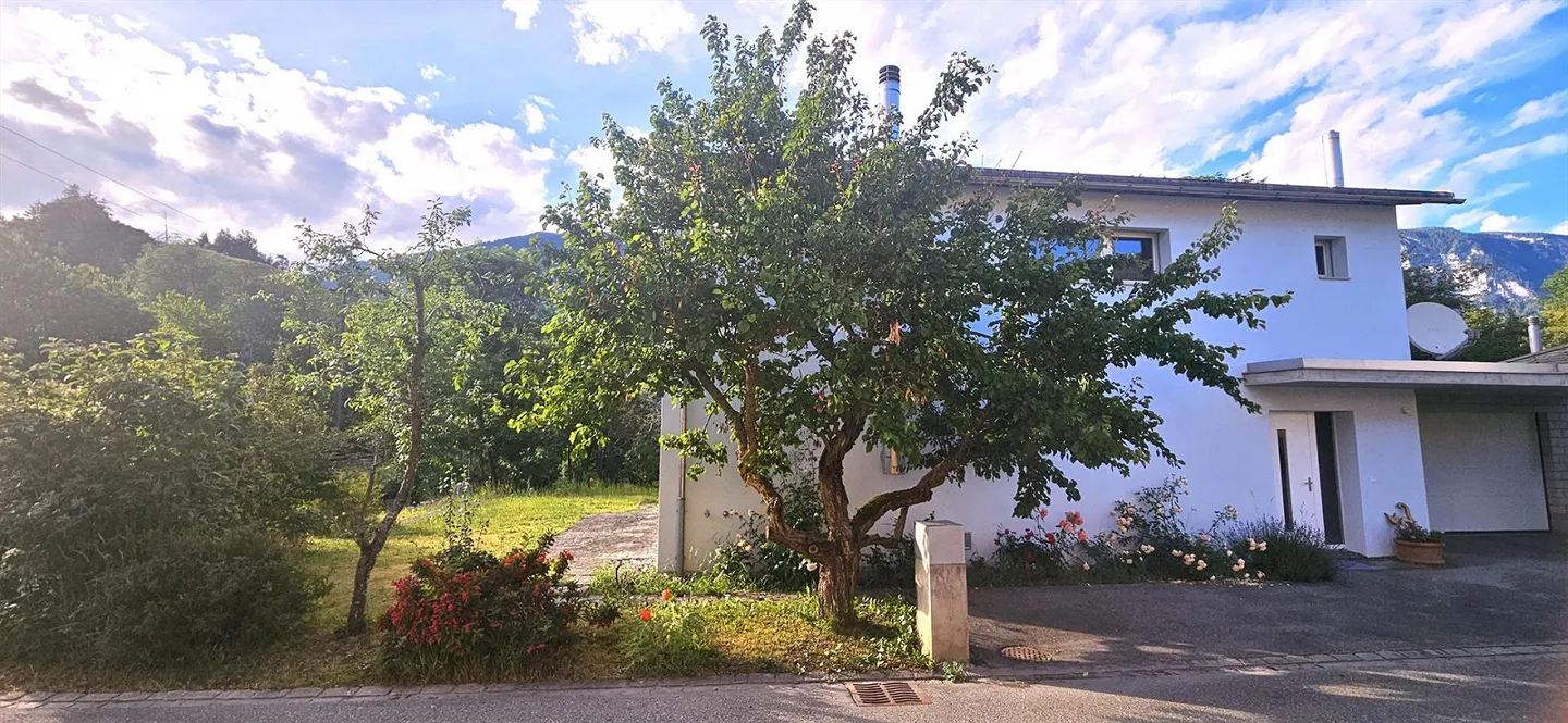 Rare opportunity! Single-family home on the outskirts of Bonaduz. 156m2 of forest included - Photo 3 of 29