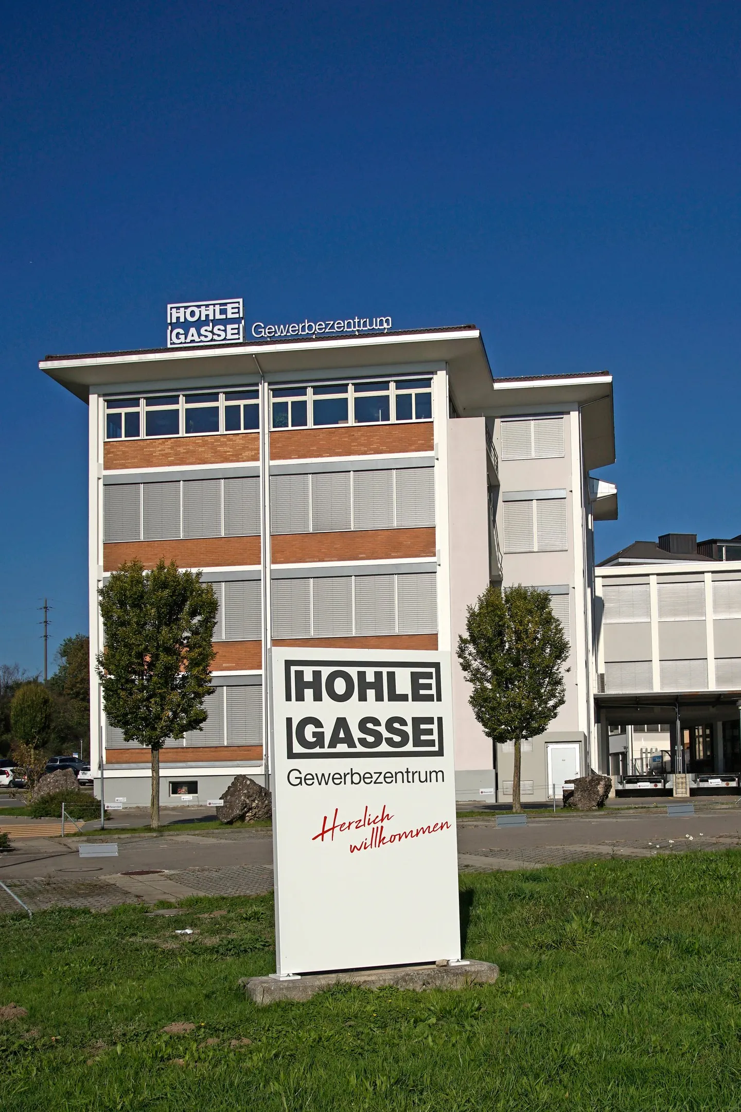 vielseitig nutzbarer Gewerberaum (Büro, Labor, Praxis, Schulung etc.) - Foto 1 von 5