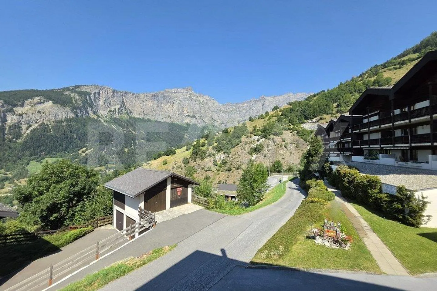 Heimelige 2.5 Zimmer-Wohnung mit Panoramasicht im sonnigen Albinen - Photo 13 of 13