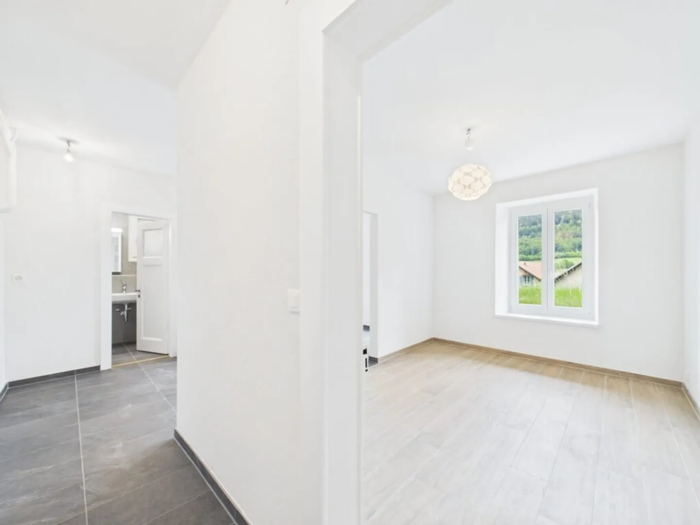 Magnificent 2.5-room apartment renovated with garden in the heart of the village - Photo 3 of 5