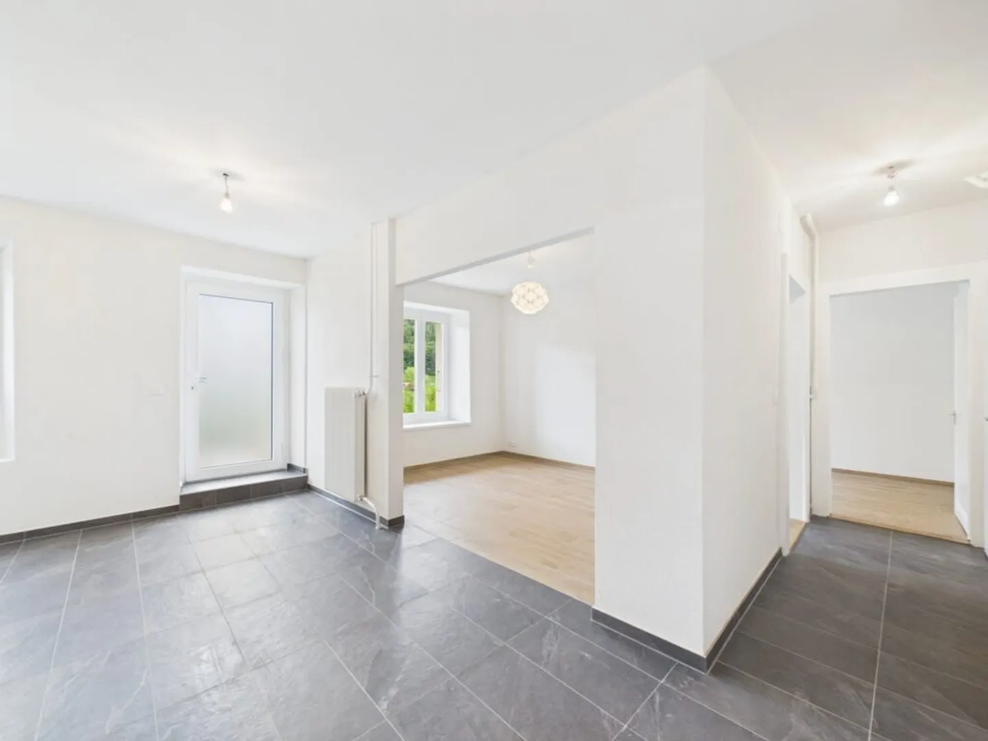 Magnificent 2.5-room apartment renovated with garden in the heart of the village - Photo 4 of 5