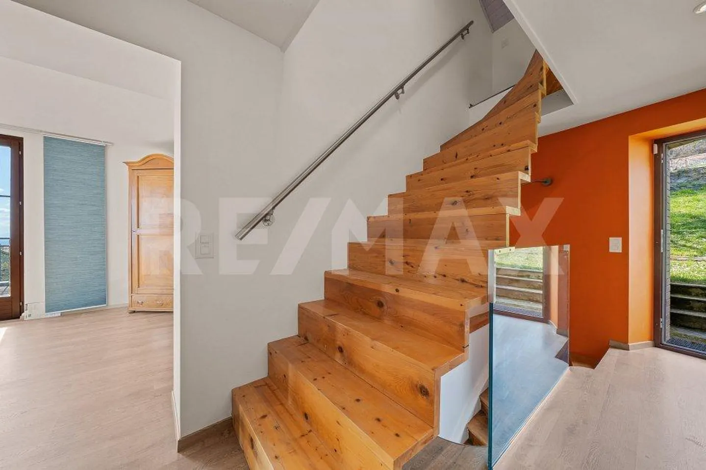 Between vineyard and Lake Geneva: village house of 273 m² usable - Photo 4 of 12