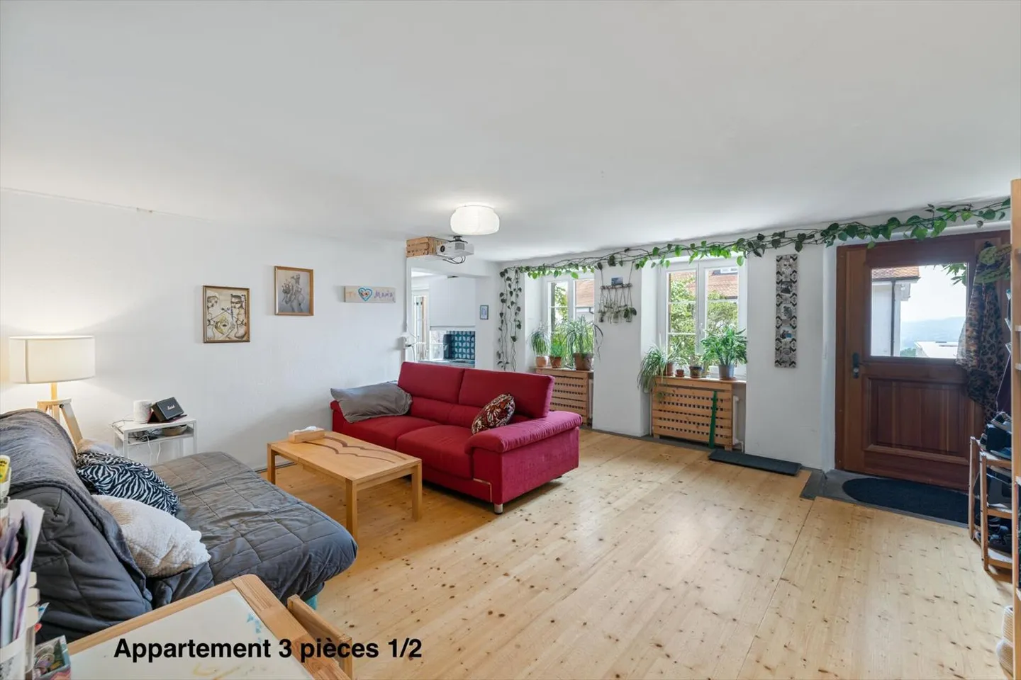 Farmhouse of 820 m² including 3 apartments and 2 partially renovated barns, 8 km from Avenches and 25 km from Neuchâtel and Fribourg. - Photo 9 of 13