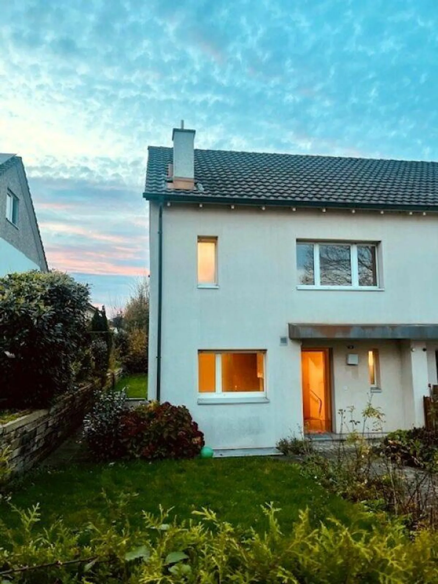 Lichtdurchflutete 5.5 Z' Doppelhaushälfte mit grosszügigem Garten u... - Foto 1 von 13