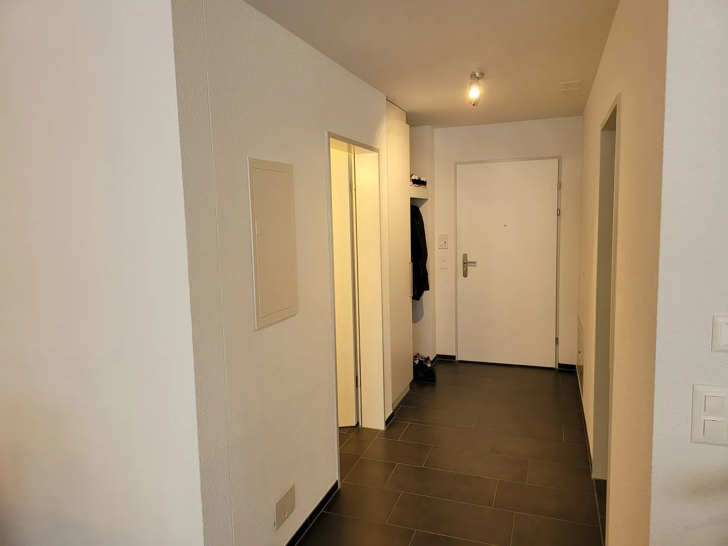 Appartement moderne de 4,5 pièces au rez-de-chaussée dans le centre du village - Photo 4 sur 9