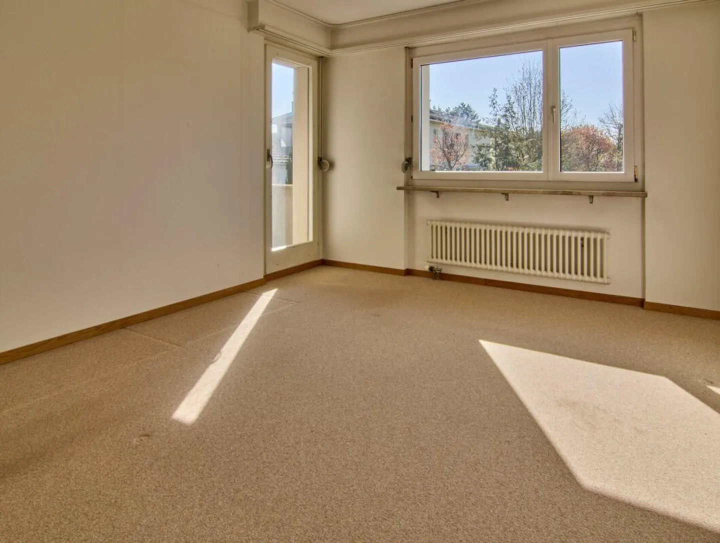 Lichtdurchflutete 5.5 Z' Doppelhaushälfte mit grosszügigem Garten u... - Foto 8 von 13