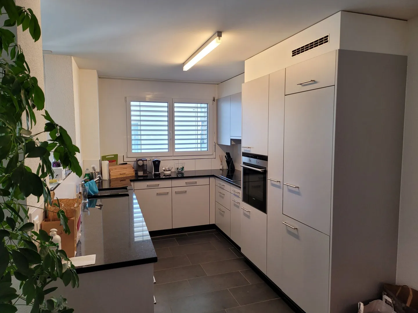 Appartement moderne de 4,5 pièces au rez-de-chaussée dans le centre du village - Photo 2 sur 9