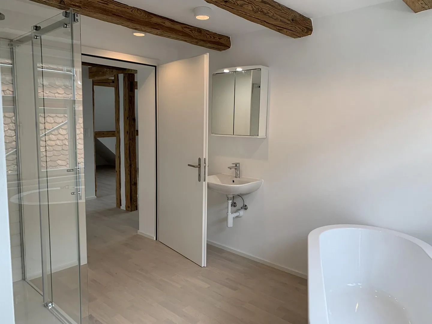Bright spacious 2.5 room apartment with high ceilings - Photo 2 of 17