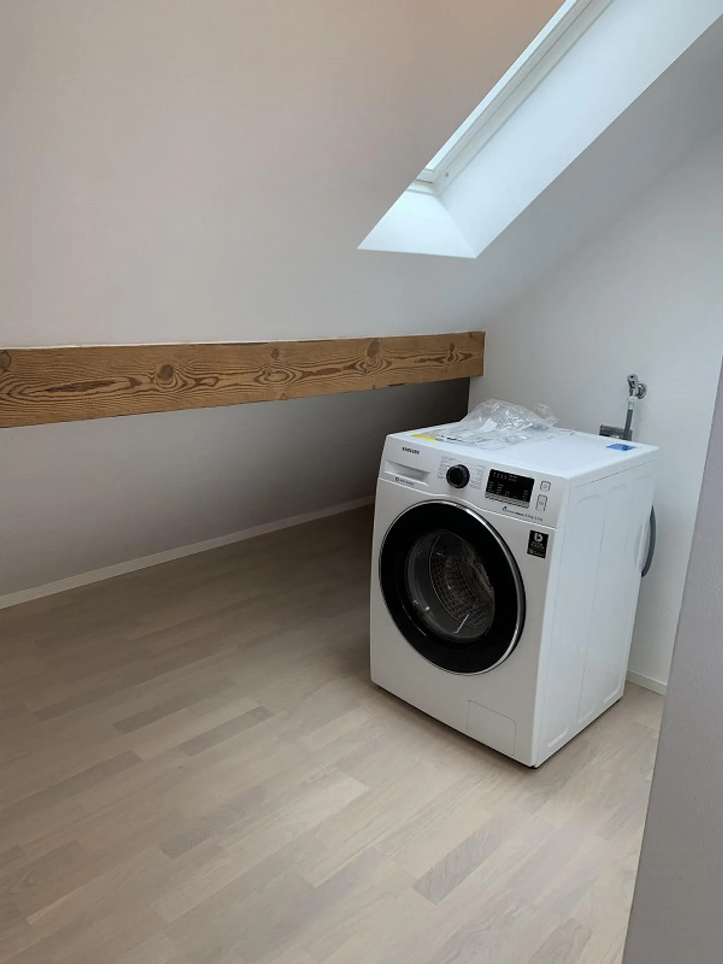 Bright spacious 2.5 room apartment with high ceilings - Photo 3 of 17