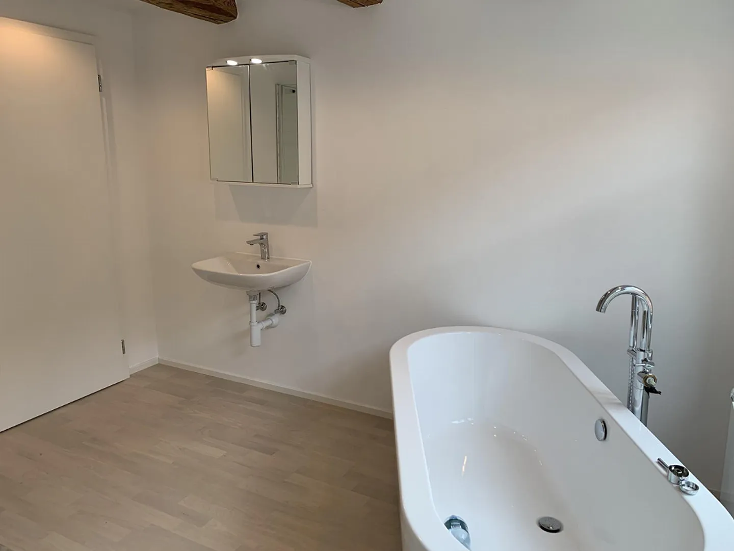 Bright spacious 2.5 room apartment with high ceilings - Photo 4 of 17