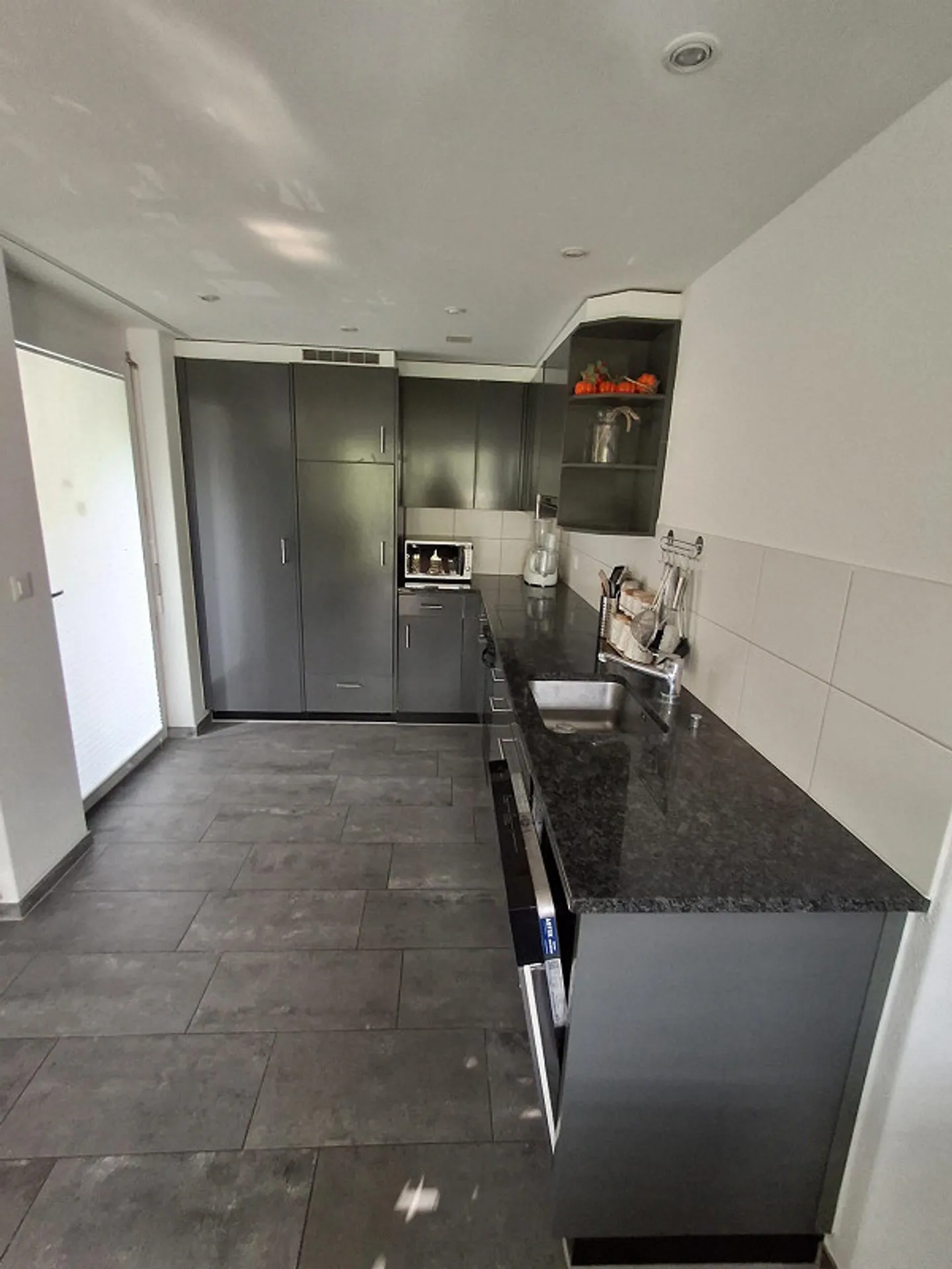 Bright 3.5-room apartment with 2 balconies and large living room - Photo 7 of 16