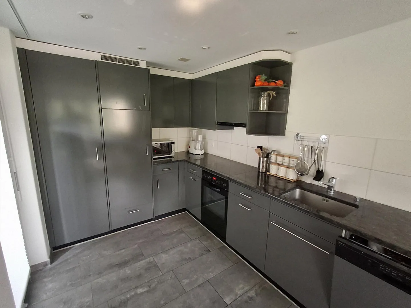 Bright 3.5-room apartment with 2 balconies and large living room - Photo 8 of 16