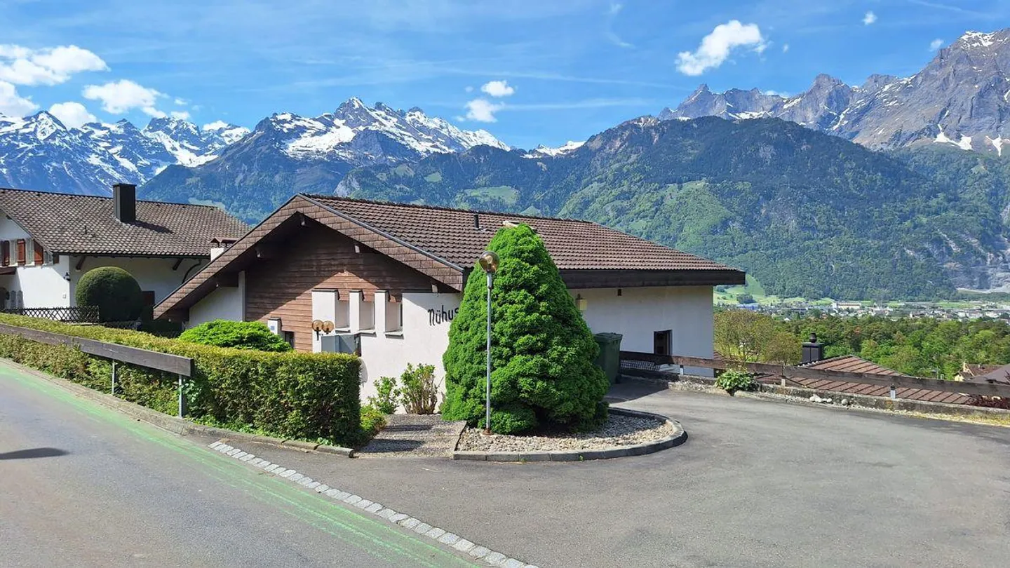 Charming Family Home with View - Photo 9 of 13