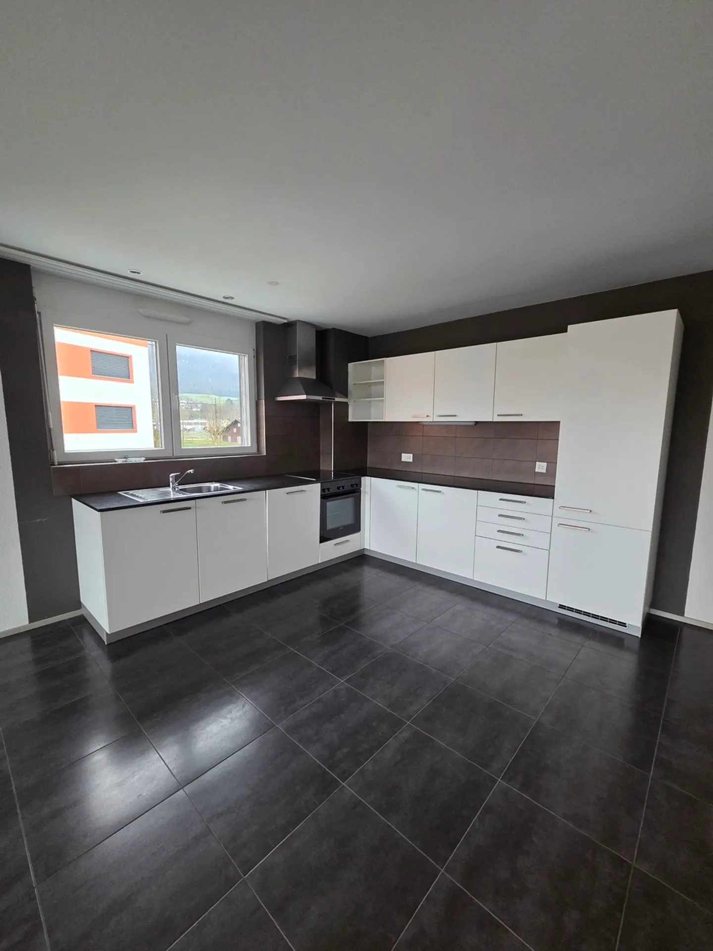 Appartement 4,5 pièces de 107 m2 au 2ème étage avec ascenseur - Photo 2 sur 10