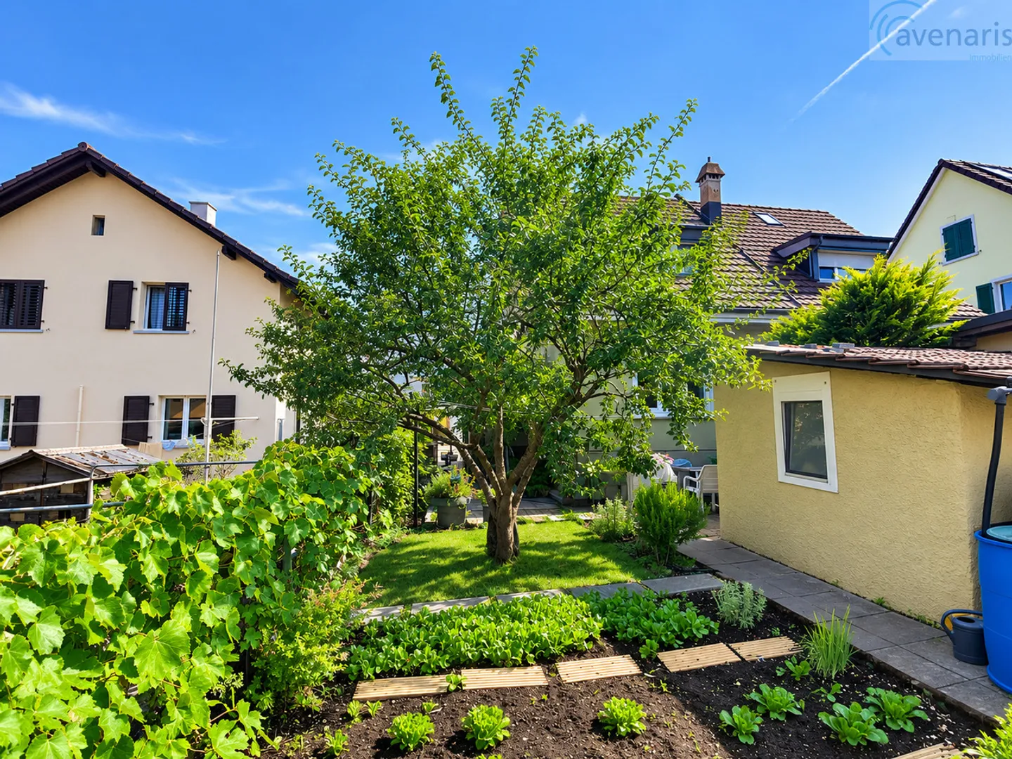 Charmantes Doppeleinfamilienhaus mit Garten - Foto 2 von 17