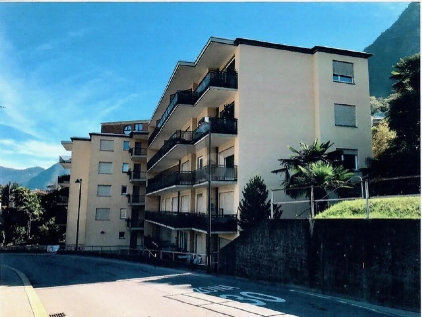 SOLEGGIATO CON VISTA LAGO - Foto 1 di 5