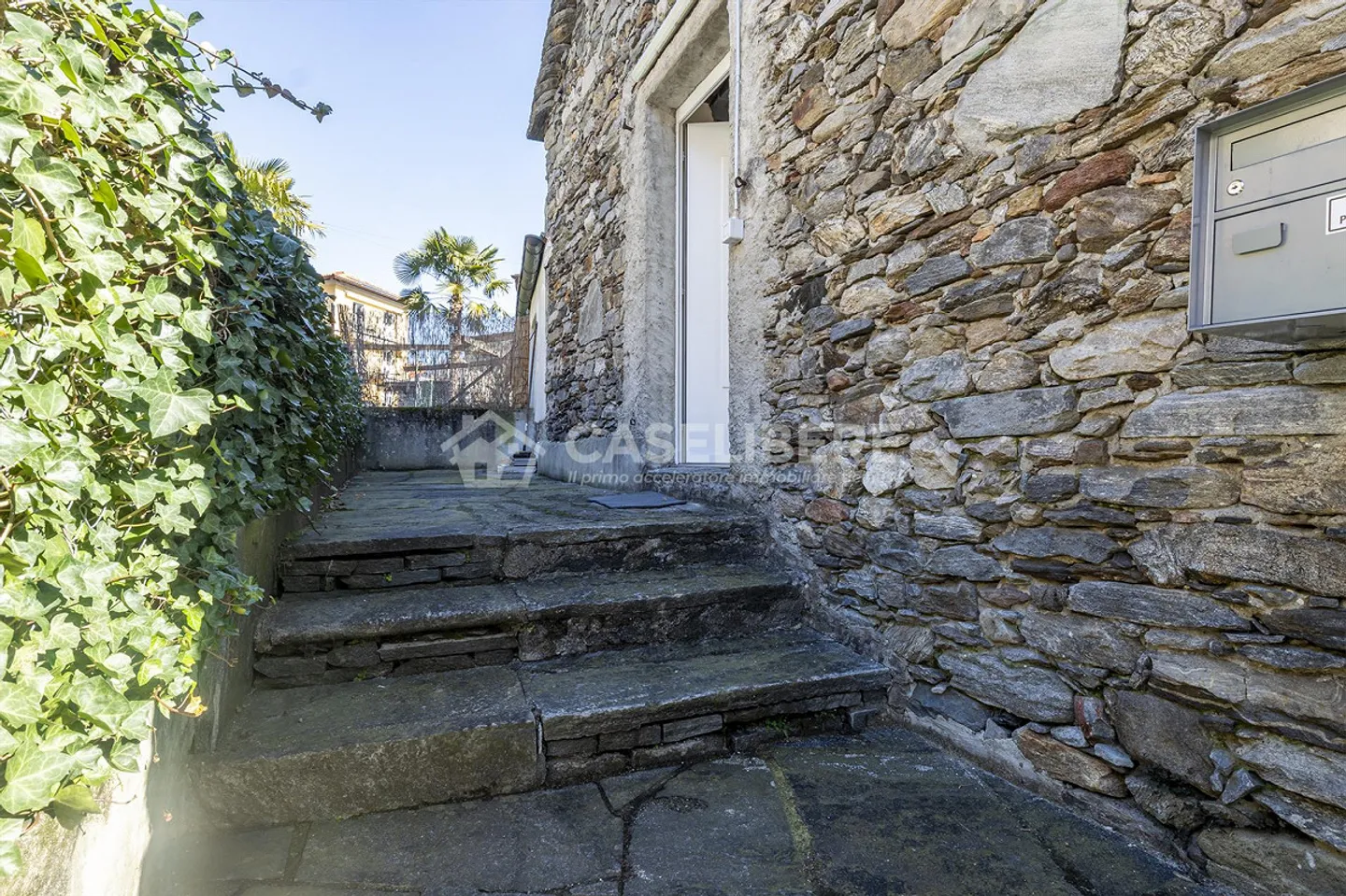 INDEPENDENT TICINESE HOUSE IN SOLDUNO - Photo 2 of 15