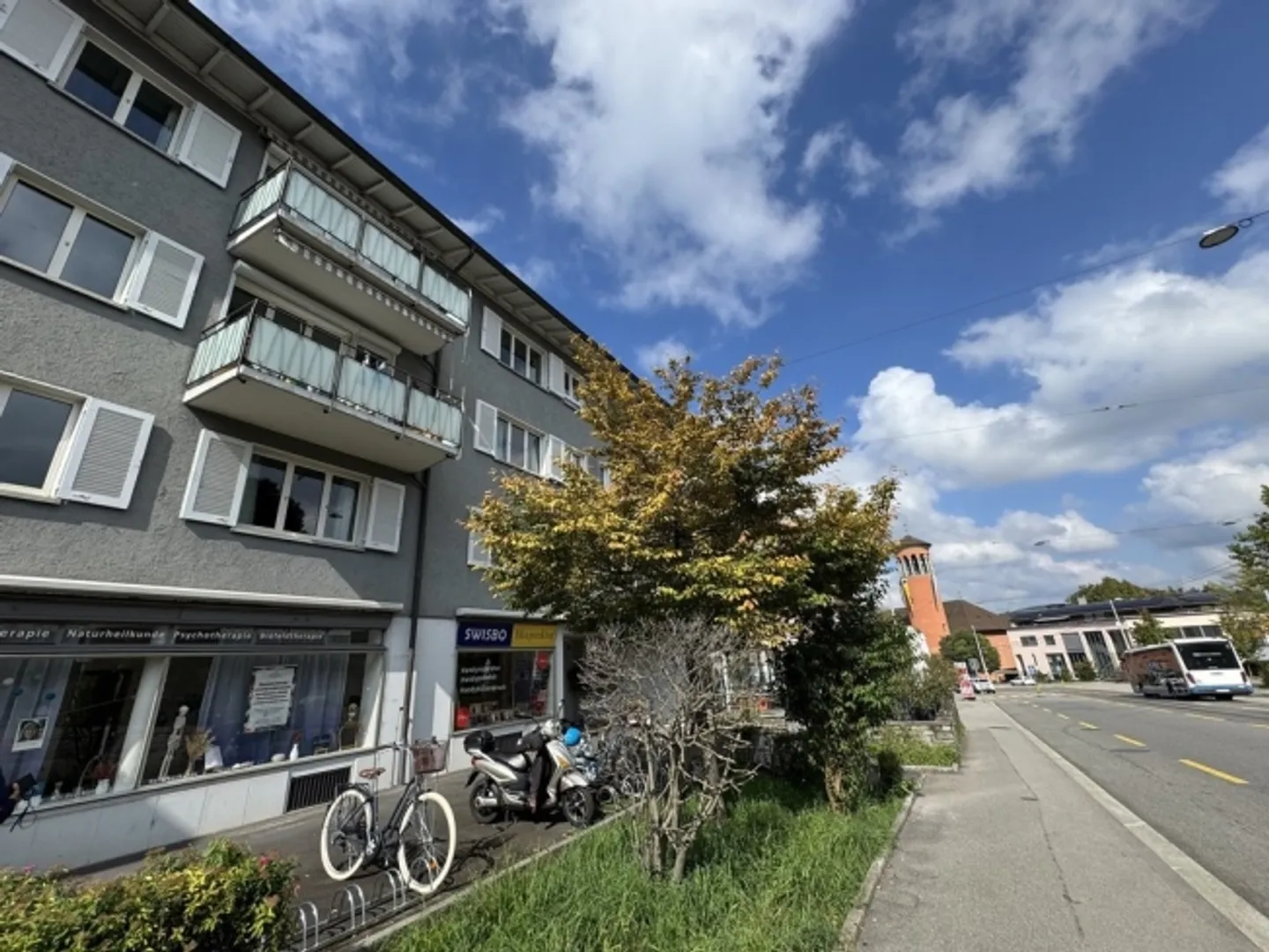 Bureau ou locaux commerciaux lumineux au cœur de Wollishofen - Photo 1 sur 8