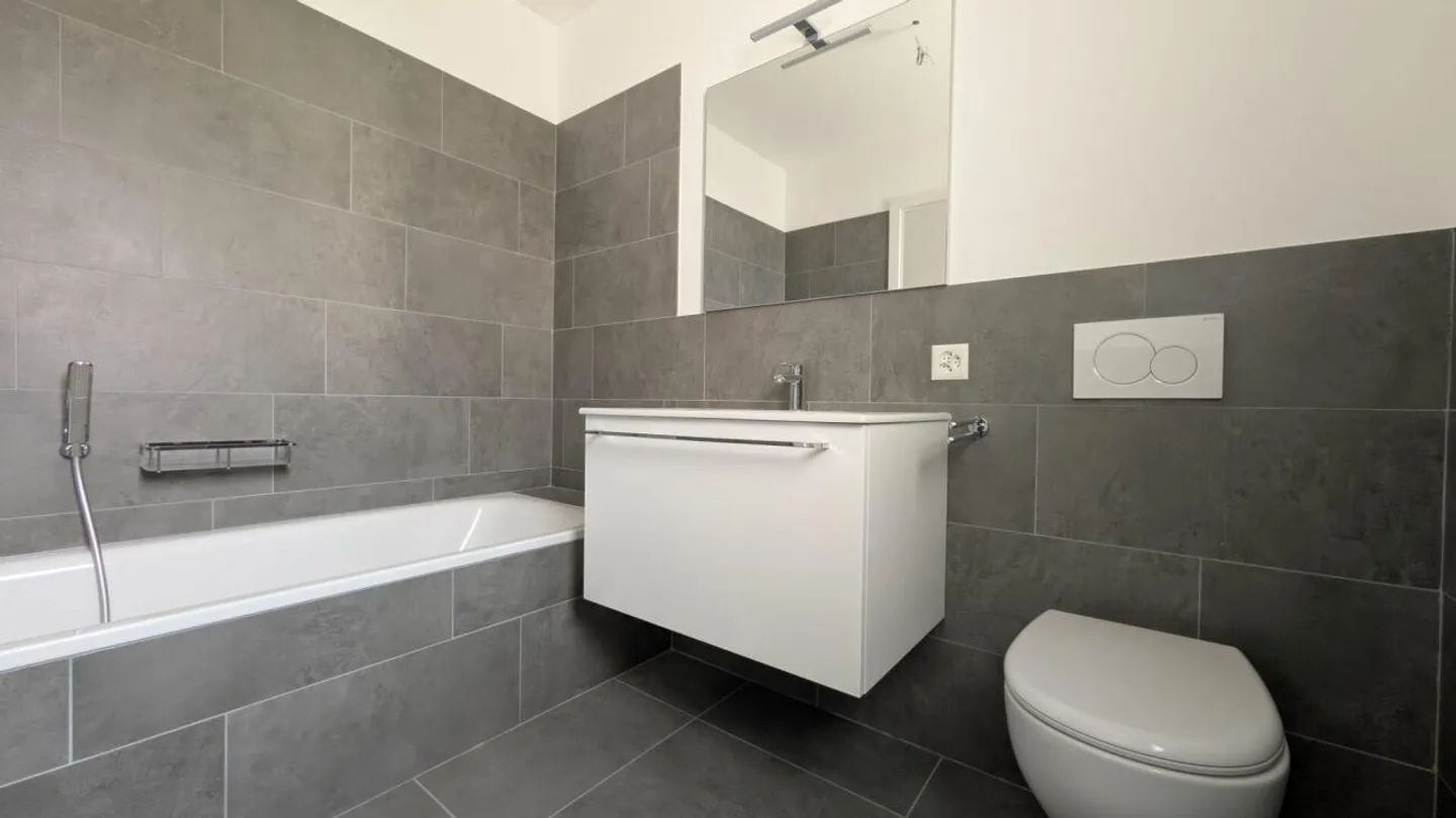 Private garden and modern design - Photo 10 of 14