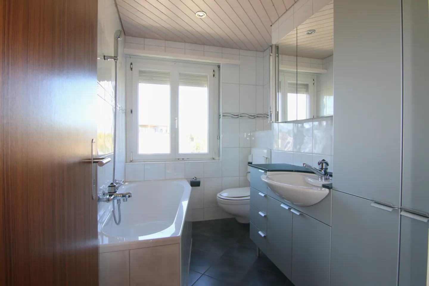Appartement lumineux avec balcon et vue panoramique (y compris 2 places de parking) - Photo 10 sur 12
