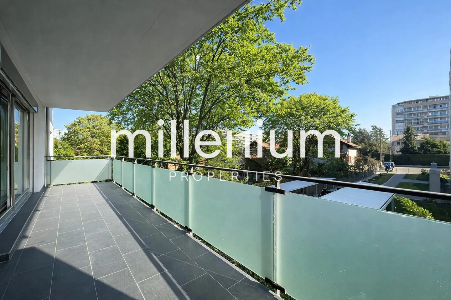 Appartement Contemporain avec Terrasse - Photo 1 sur 7