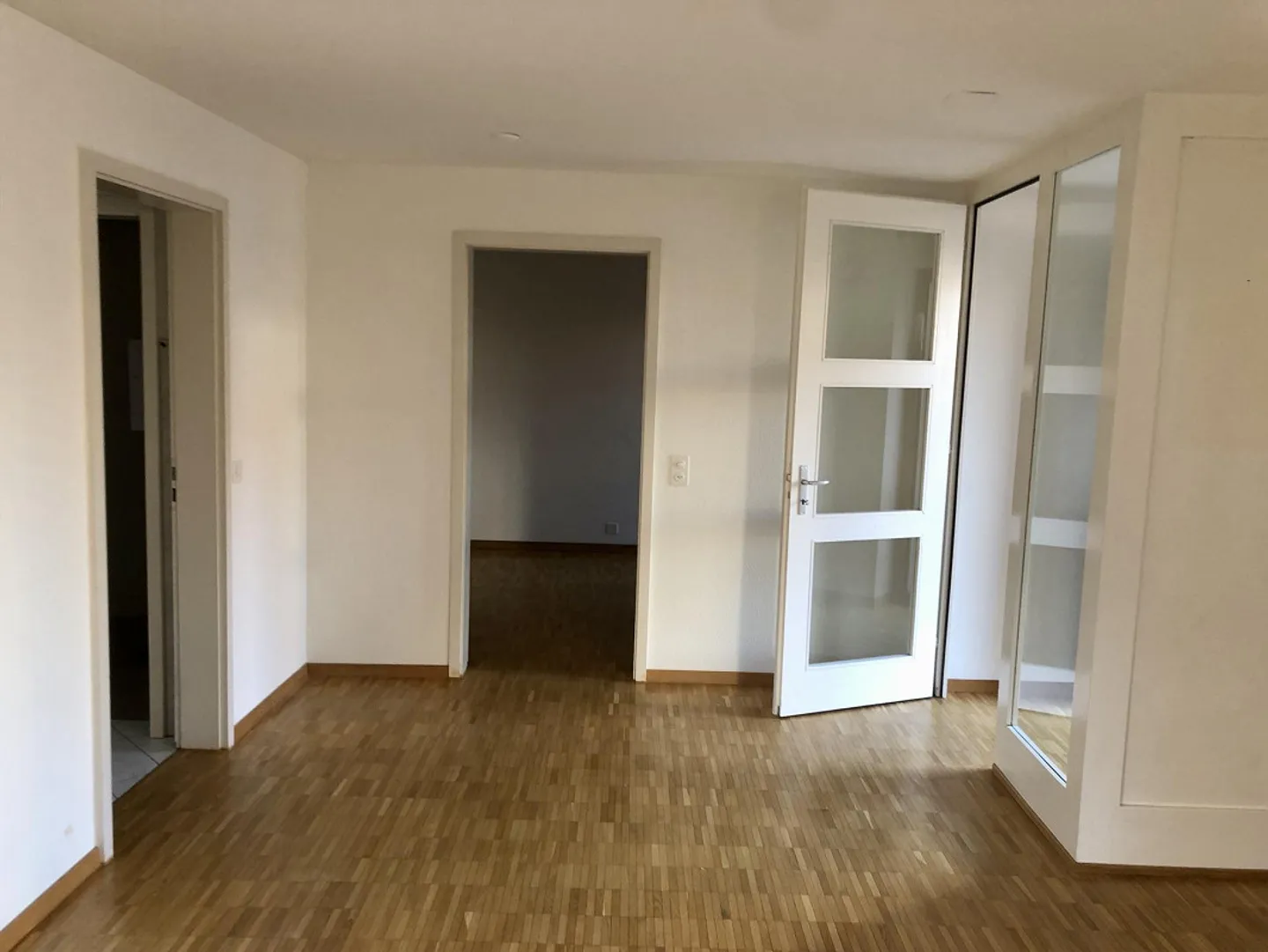Appartement de 2,5 pièces au rez-de-chaussée au cœur du village - Photo 2 sur 5