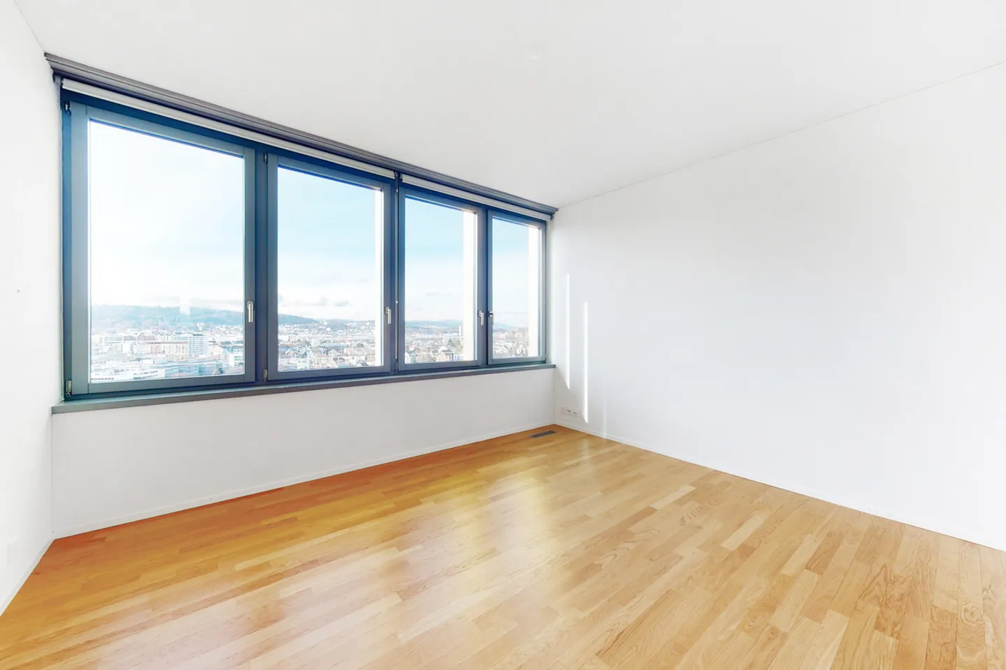 Exclusive living in Leutschentower - Photo 3 of 6