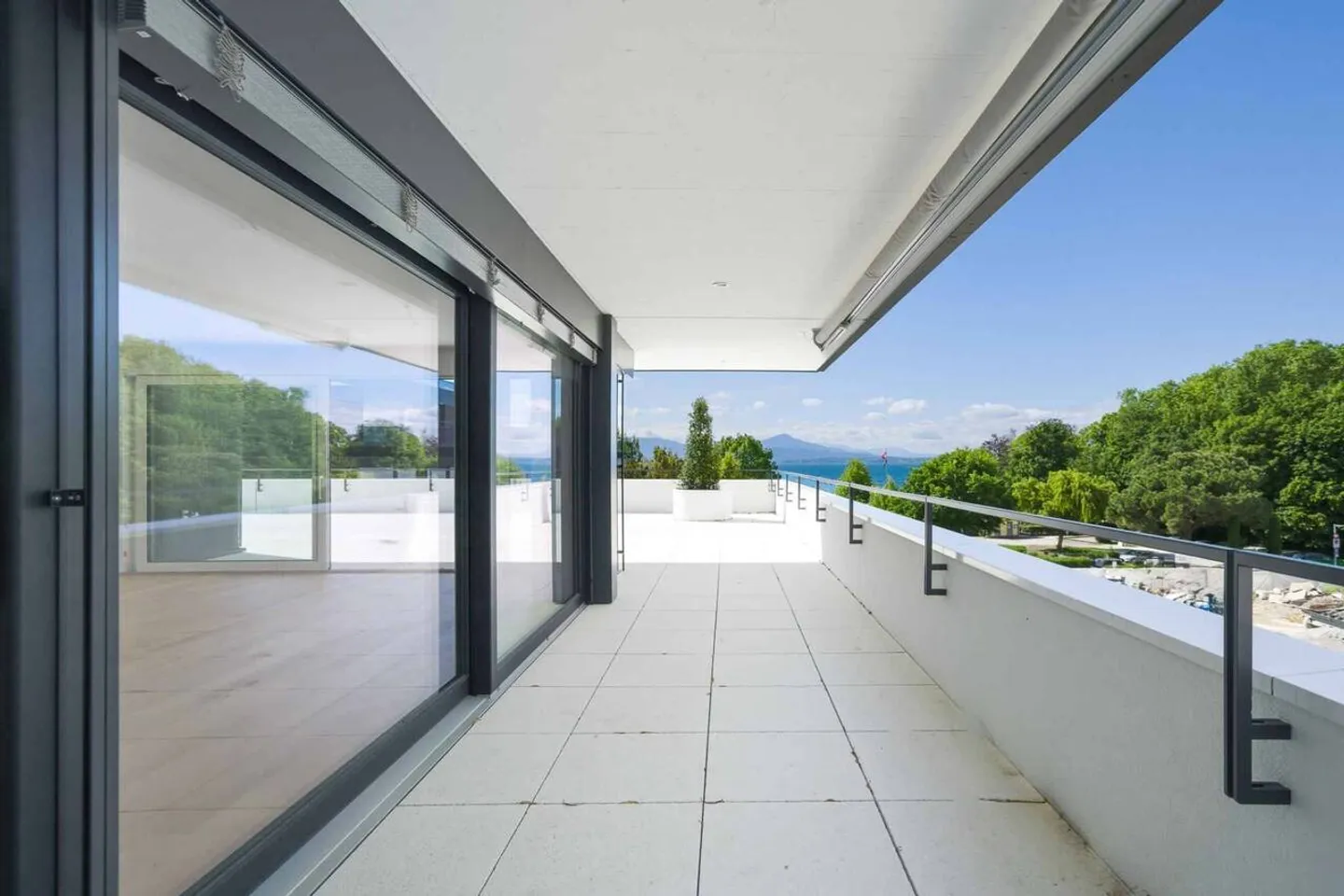 New luxury apartment - 4.5 room corner unit with 164m² terrace - Photo 5 of 11