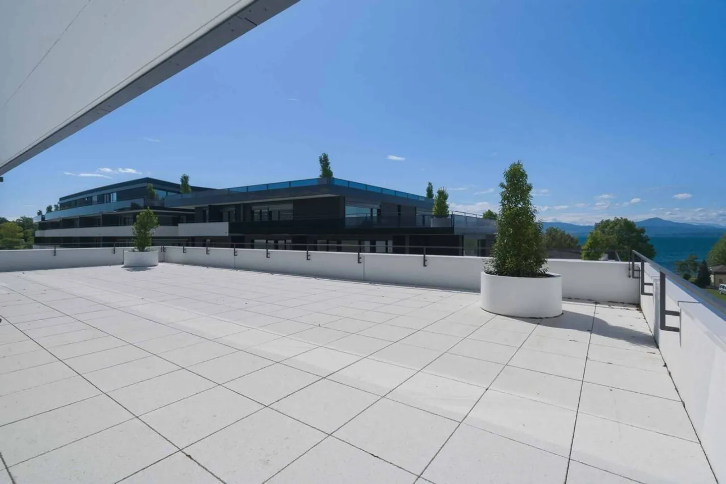 New luxury apartment - 4.5 room corner unit with 164m² terrace - Photo 9 of 11