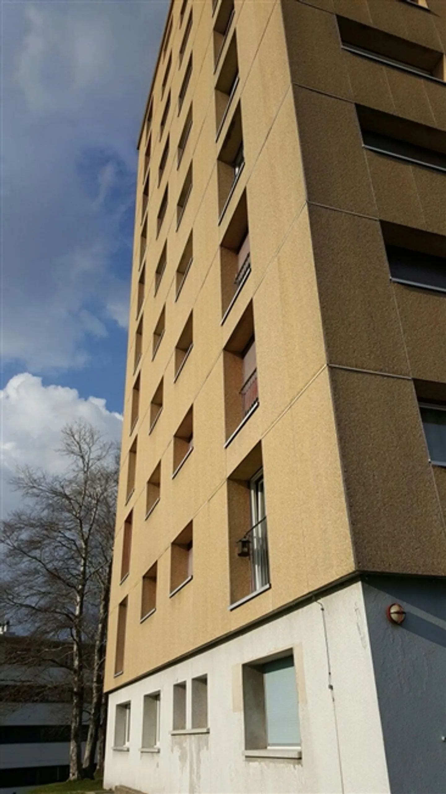 Appartements lumineux de 4 pièces et de 3,5 pièces, quartier calme et développement, parking et garage - Photo 1 sur 6