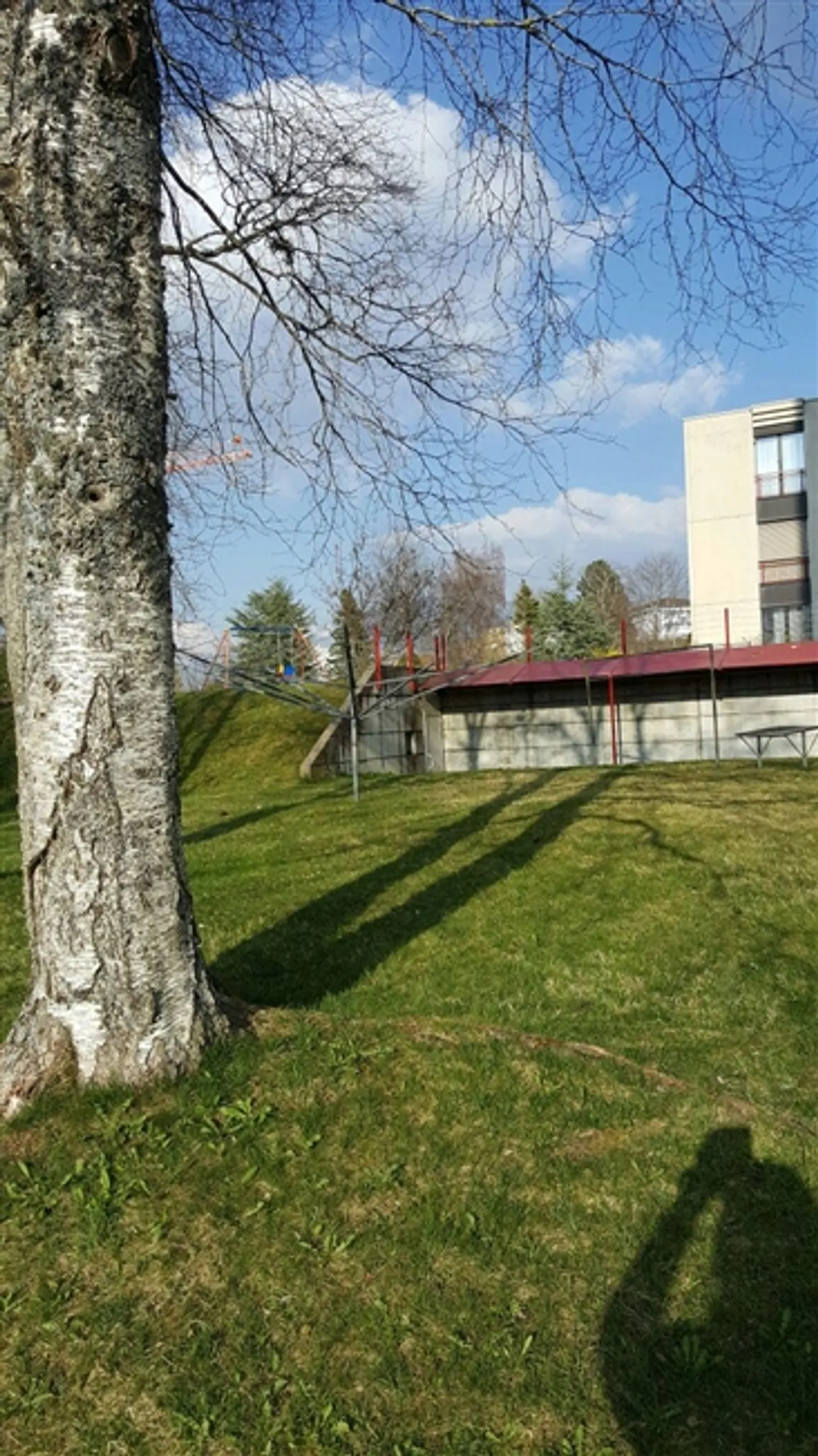 Appartements lumineux de 4 pièces et de 3,5 pièces, quartier calme et développement, parking et garage - Photo 2 sur 6