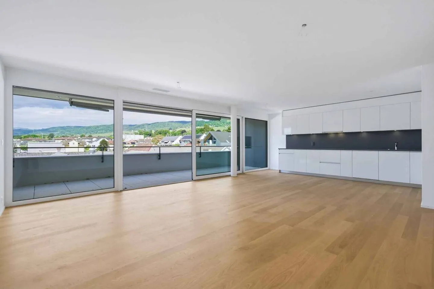 Moderne Wohnung mit Balkonen - Foto 2 von 7