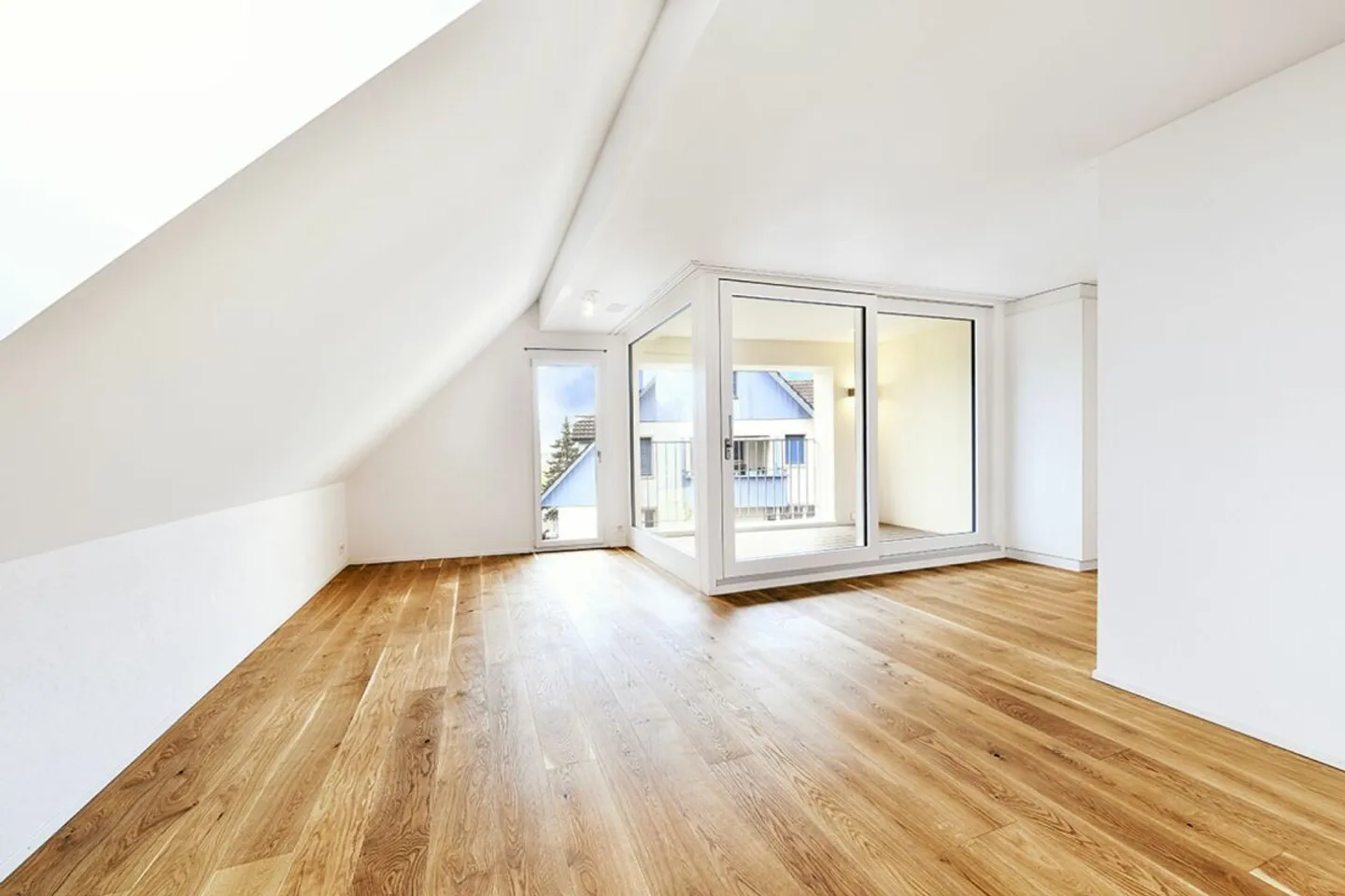Appartamento mansardato di 3,5 locali con loggia a Riedikon - Foto 3 di 10