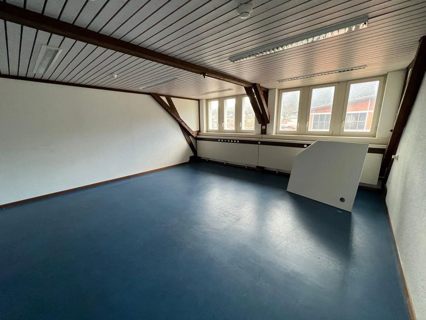 Espaces commerciaux, de stockage et de bureau abordables à partir de 30m2 à louer - Photo 2 sur 9